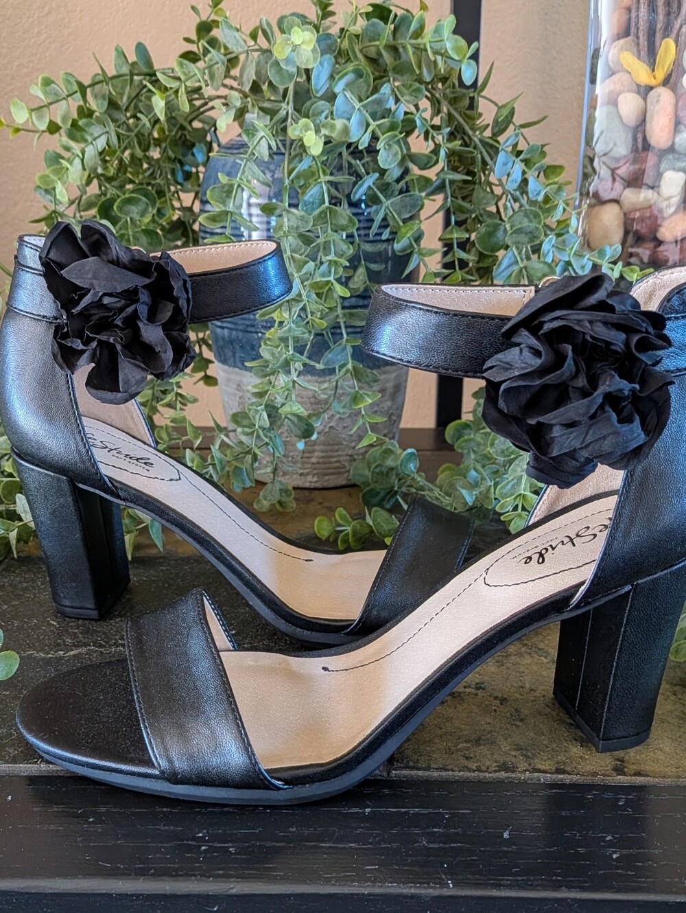 NWT! Life Stride Heels W/ Flower Accent in BLACK Size 9.5M